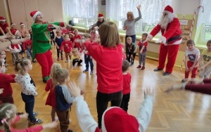 Święty Mikołaj chodzi po świecie (3)