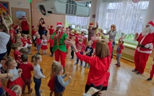 Święty Mikołaj chodzi po świecie (4)