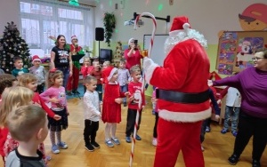 Święty Mikołaj chodzi po świecie (1)