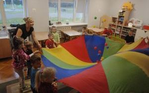Zabawy ruchowe z chustą animacyjną (3)