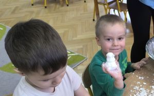 Zabawy sensoryczne ze sztucznym śniegiem (9)