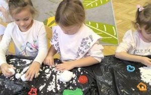 Zabawy sensoryczne ze sztucznym śniegiem (5)