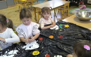 Zabawy sensoryczne ze sztucznym śniegiem (6)