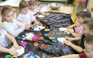 Zabawy sensoryczne ze sztucznym śniegiem (7)