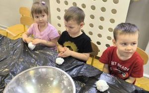 Zabawy sensoryczne ze sztucznym śniegiem (8)