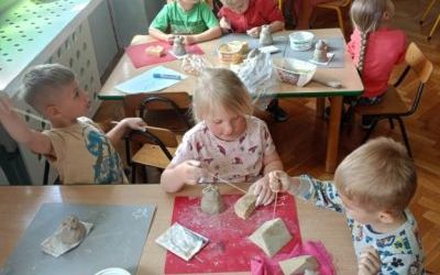 Zabawy sztuką - warsztaty ceramiczne starszaków (9)