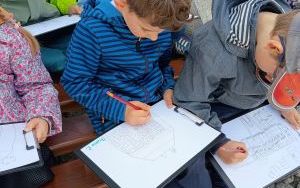Oleśnickie Bystrzaki ze szkicownikiem i ołówkiem (10)