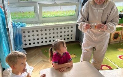 Trzylatki poznają zawód pszczelarza (19)