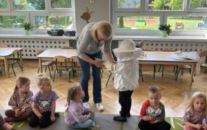 Trzylatki poznają zawód pszczelarza (1)