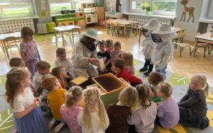 Trzylatki poznają zawód pszczelarza (10)