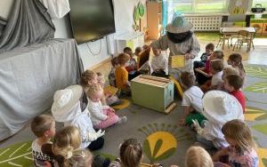 Trzylatki poznają zawód pszczelarza (11)