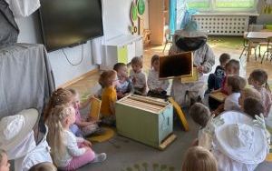 Trzylatki poznają zawód pszczelarza (12)
