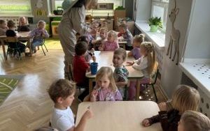 Trzylatki poznają zawód pszczelarza (15)