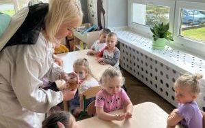 Trzylatki poznają zawód pszczelarza (16)