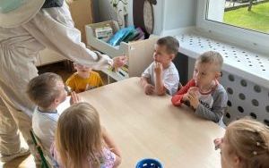 Trzylatki poznają zawód pszczelarza (17)