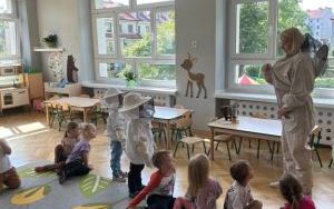 Trzylatki poznają zawód pszczelarza (3)