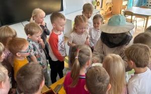 Trzylatki poznają zawód pszczelarza (5)