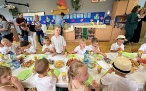 Pożegnanie przedszkola przez grupę Żabki (2)