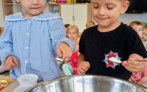 Żabki pieką ciasto (14)