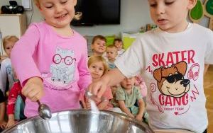 Żabki pieką ciasto (15)
