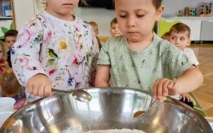 Żabki pieką ciasto (12)