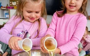 Żabki pieką ciasto (4)