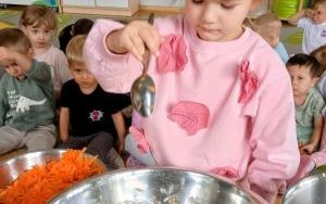 Żabki pieką ciasto (2)