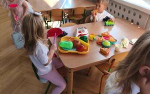 Pierwsze dni Puchatków w przedszkolu (5)