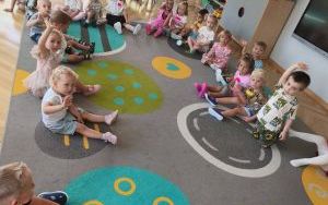 Pierwsze dni Puchatków w przedszkolu (8)