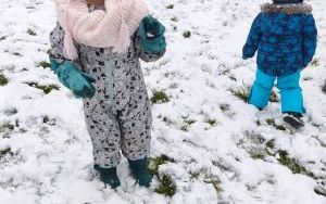 Zabawy Puchatków na śniegu (5)