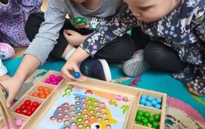 Wesołe zabawy w grupie Puchatki (11)