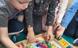 Wesołe zabawy w grupie Puchatki (13)