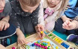 Wesołe zabawy w grupie Puchatki (10)