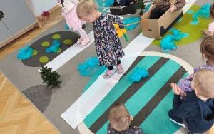 Puchatki poznają sporty zimowe (6)