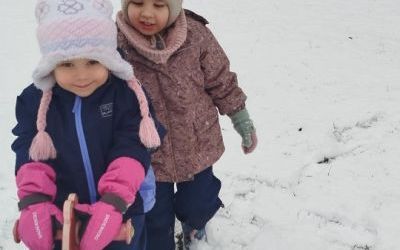 Zimowe harce na śniegu (2)