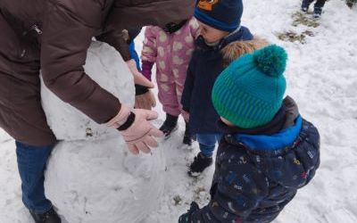 Śnieżne zabawy Puchatków (5)