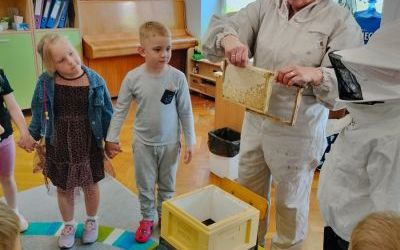 Spotkanie z pszczelarzem w grupie Puchatki i Nutki (9)